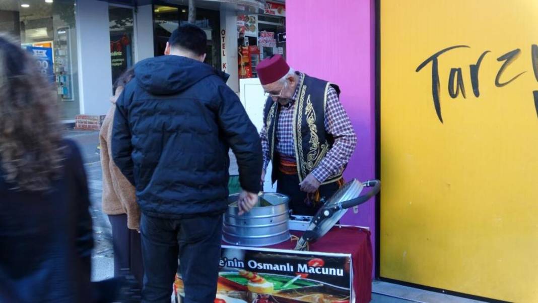 Osmanlı macununun son ustası 'Ali Dede' 65 yıldır sokaklarda! 11 yaşında başladığı mesleği azimle sürdürüyor 2